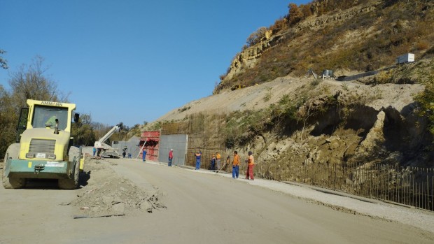До края на ноември свлачището край Сухиндол ще е укрепено и безопасно за жителите