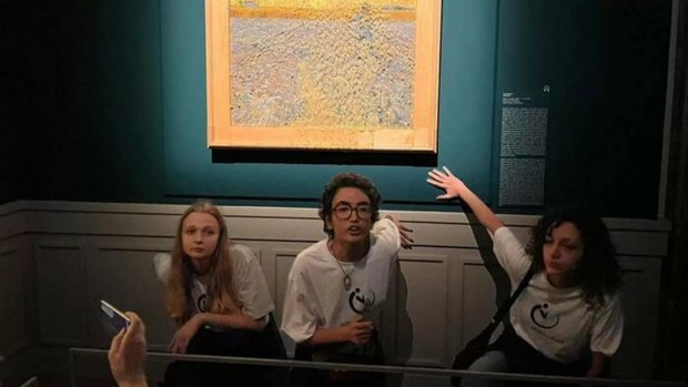 Екоактивисти заляха със супа картина на Ван Гог в Рим
