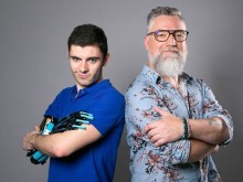Мъж си направи протеза за ръката, изработена от блокчета "Лего"