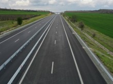 До 14 ч. движението в участъка от км 55 до км 70 на АМ "Тракия" в посока Бургас се осъществява поетапно в една лента