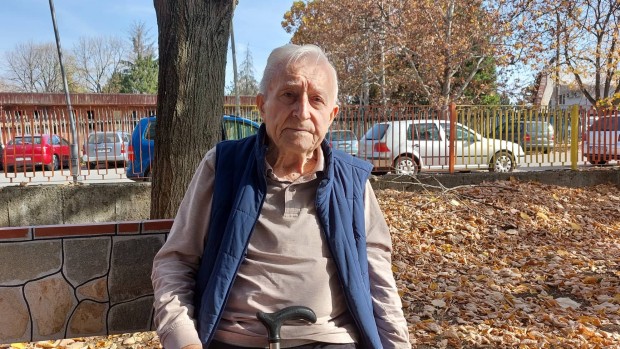 89-годишният дядо Гено от Шемшево спаси паметник "Майка България"