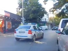 Прави ли нарушение патрулката на 49-та секунда от този клип?