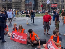 Полицията в Мюнхен задържа за 30 дни екоактивисти, блокирали движението в центъра на града