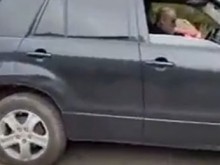 Появи се видео, на което се вижда как пияният шофьор без книжка удря 6 автомобила