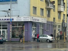 Автомобил се заби в магазин за тапети