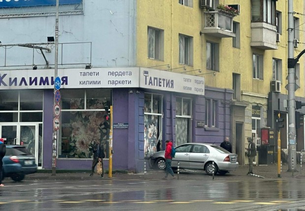 Автомобил се заби в магазин за тапети в столицата научи