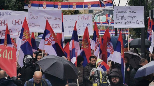 Хиляди сърби се събраха на протест в Косовска Митровица, пяха "Ово е Сърбия"