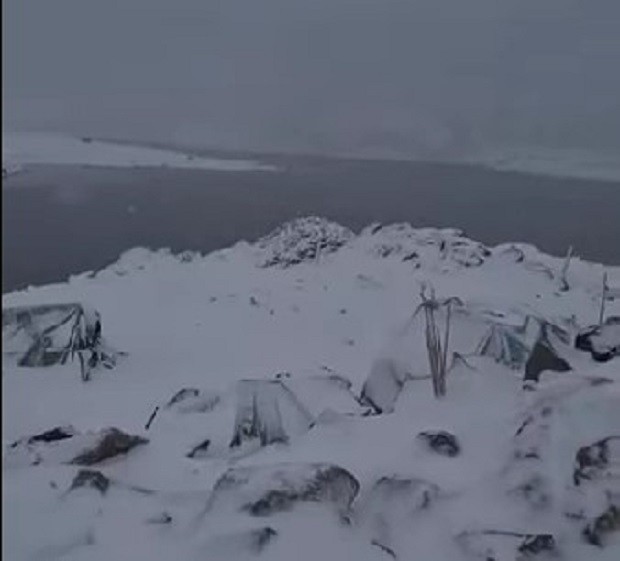 Сняг вали над заслона "Тевно езеро" в Пирин