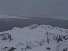 Сняг вали над заслона "Тевно езеро" в Пирин