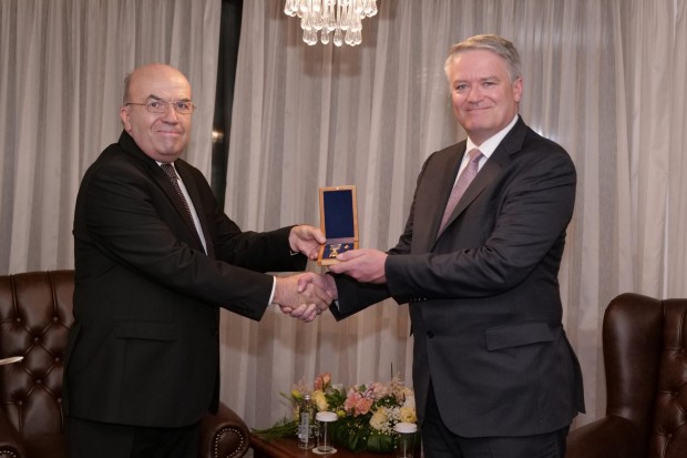 Министърът на външните работи Николай Милков удостои генералния секретар на ОИСР със "Златна лаврова клонка"