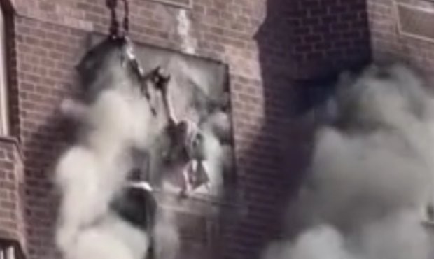 Пожарникари спасиха жена, която виси от прозорец на горяща жилищна сграда в Ню Йорк,