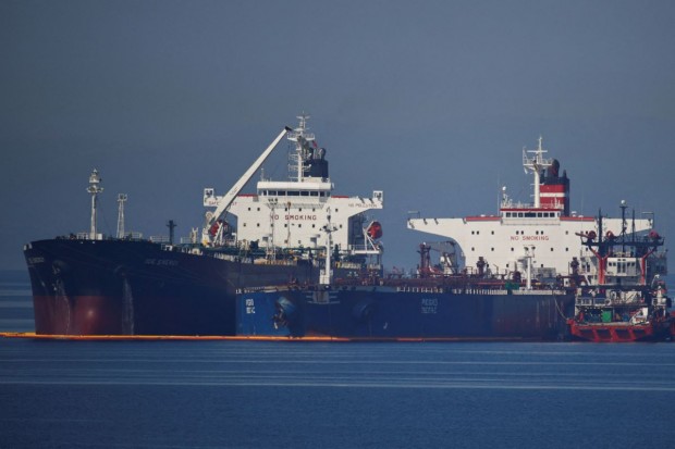 Двата конфискувани гръцки танкера все още са в Иран