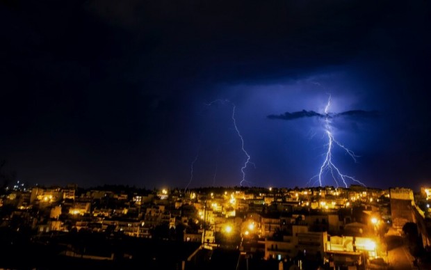Бурята "Ева" постепенно се изтегля от пределите на Гърция