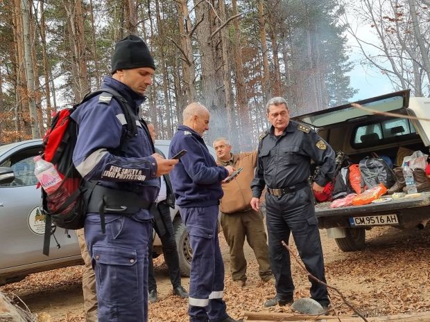 Повече от 280 човека – пожарникари военни горски служители доброволци