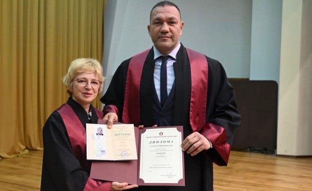 Кубрат Пулев официално е магистър по политология, ето го в УНСС
