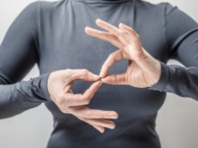 Младежи популяризират жестовия език