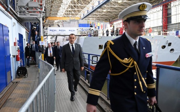 Гръцкият министър на отбраната проверява фрегати във Франция