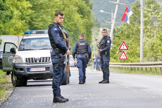 Полицаите от Северно Косово са получавали двойно заплащане – и от Прищина, и от Белград, твърди експерт