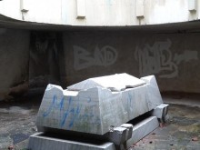 Нелепа е полемиката около зарязания комунистически пропаганден тотем в Перущица