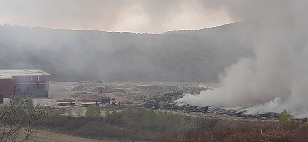 Овладян е пожарът в депото край село Ракитница