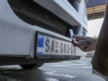 В Северна Митровица подпалиха автомобил с косовска регистрация