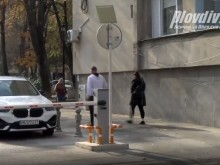 Има ли забрана съдебни служители да минават с колите си през ул. "Йоаким Груев"?