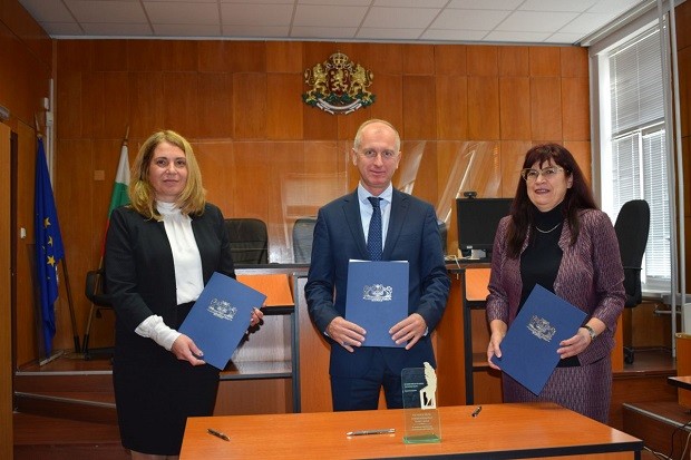 Окръжният съд и Районният съд във Варна подписаха нов меморандум с Регионалното управление на образованието за продължаване на програмата "Час по правосъдие"