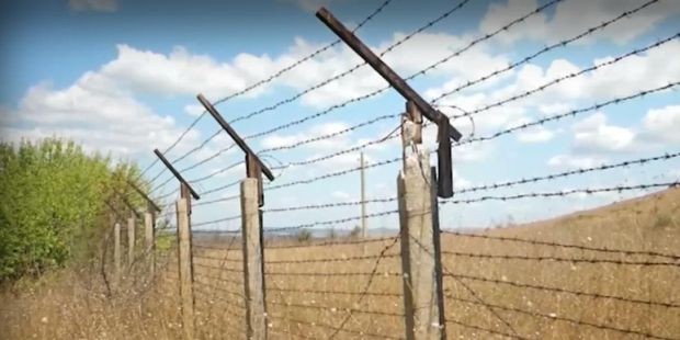 Гранични полицаи кърпят дупки в оградата за милиони