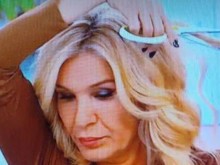 Гала отряза косата си в ефир в знак на протест