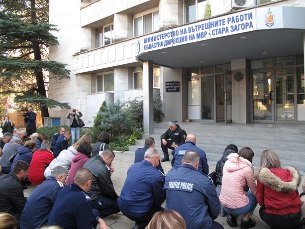 С вой на сирени и минута мълчание от ОДМВР-Стара Загора почетоха паметта на убития граничен полицай