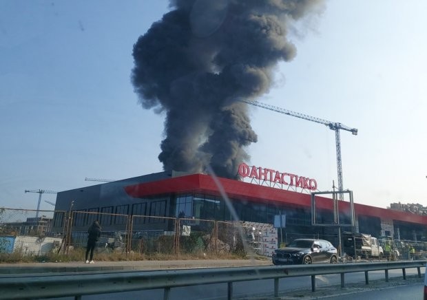 Голям пожар гори в квартал Малинова долина в София научи