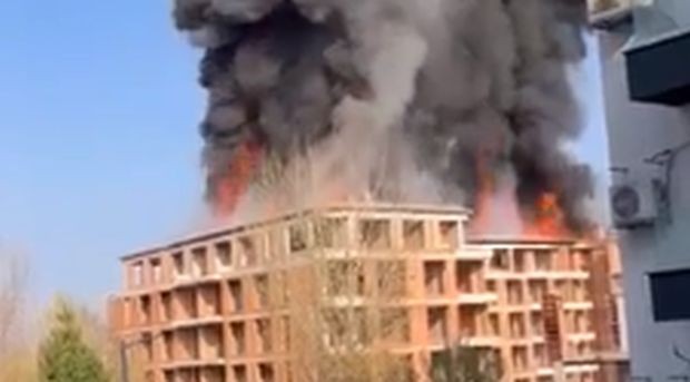 Видео снимано от близо показва страшния пожар който бушува в