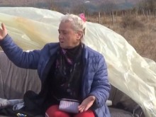 Жена живее на открито на нива в Родопите