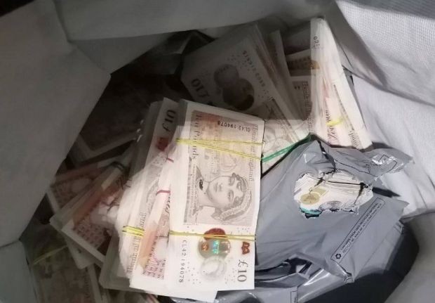 Митничари откриха близо 79 хил. недекларирани британски паунда в турски товарен автомобил