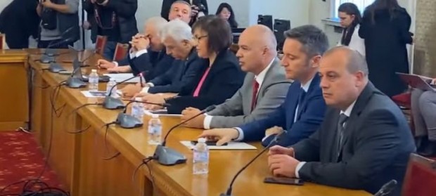 Парламентарните групи на "БСП за България" и ГЕРБ–СДС обсъждат темата за бюджета на среща в Народното събрание