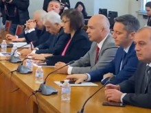 Парламентарните групи на "БСП за България" и ГЕРБ–СДС обсъждат темата за бюджета на среща в Народното събрание