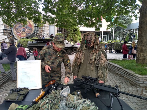 В Денят на сухопътните войски в Карлово показват личната пушка и сабя на полковник Серафимов