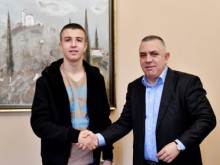 Кметът Стефан Радев се срещна с тазгодишния шампион на България по картинг Самуил Иванов