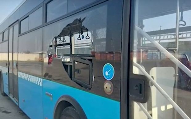 Шофьорът на нападнатия в Пловдив автобус: Стреляно е с пушка от училището