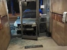 Кола се заби във вход на жилищна кооперация, има пострадал!