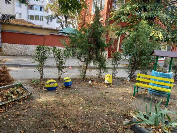 </TD
>Детска площадка Миньоните“,  намираща се на ъгъла между ул. Брезовска“