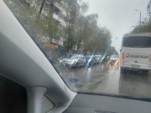 Катастрофа между четири коли затруднява движението по бул. "Никола Габровски" във Велико Търново