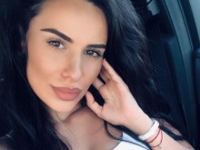 Тази е младата бизнесдама, в чиито магазин и дом влезе полиция