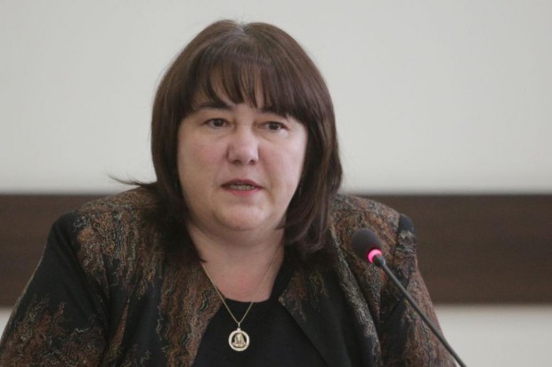 В кулоарите на парламента служебният министър на финансите Росица Велкова