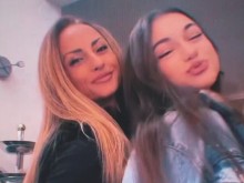 Крисия показа майка си, всички се чудят дали не са сестри!