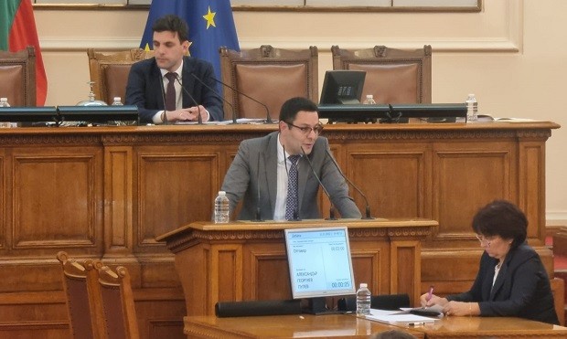 Министър Пулев към Даниел Лорер: Защо ви е страх от надзор във ФнФ?