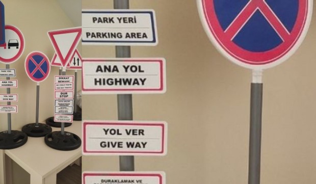 Пътните знаци на английски и турски език в ДГ Перуника