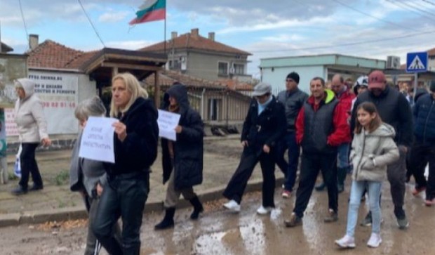 </TD
>Над 50 души протестират в бургаския квартал Лозово. Причината е