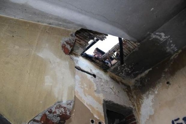 Нощен пожар унищожи покривната конструкция на необитаема къща под болницата