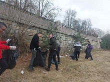 Похвално: Учители и ученици от Механото успяха да изчистят част от терена до Водната палата